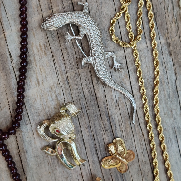 Large 35 piece vintage-now jewelry lot - Picture 5 of 16